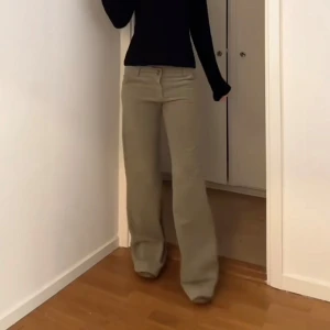 Design by si byxor - Karla Corduroy pants - khaki green Helt nya i storlek M. Super snygga!!  (Lånade bilder från Lilian Rudstedt)