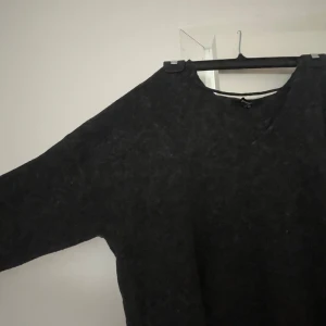 Grå stickad tröja - Grå stickad tröja från veromoda med fin v- ringning. Använd fåtal gånger. Storlek xs men skulle säga att den sitter som en S. Kontakta mig vid frågor! 