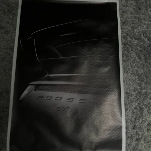 Porshe posters - Säljer dessa två super snygga posters som är bild på en porshe. Säljer då de inte passade i mitt rum, aldrig använt. 1st=20kr. 2st=40kr