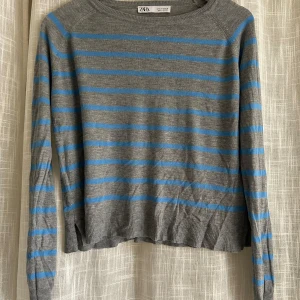 Populär Zara tröja - Populär zara tröja, har några små skavanker men som inte är jättesynliga 💞