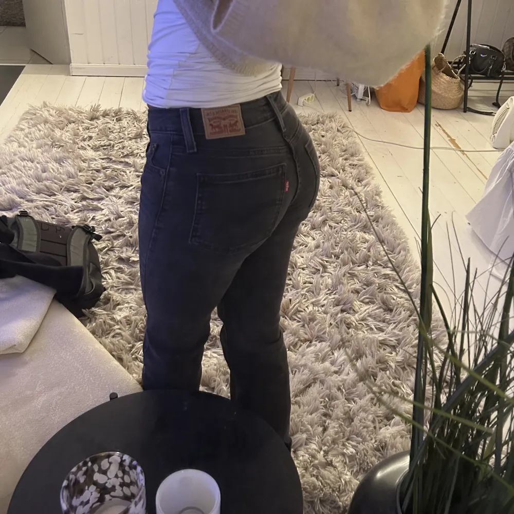 Populära low waist bootcut jeansen från levis! Använd Max 2 gånger så jättefint skick! Jag är 156 och är storlek xs/s och byxorna sitter bra i både längd och storlek på mig! Nypris 919kr! Köparen står för frakt ❤️. Farkut & Housut.