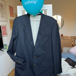 Sir of Sweden exklusiv x - Oanvänd, special edition, mörkblå - Nypris: 5 499 kr   Rensar garderoben på oanvända plagg, med order från frugan.   En väldigt exklusiv kavaj, som det bara såldes ett visst antal x av! Går inte att få tag på längre.  Säljer denna special edition kavaj från SIR of Sweden, specialdesign