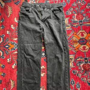 Ett par Levis jeans i str 30/32