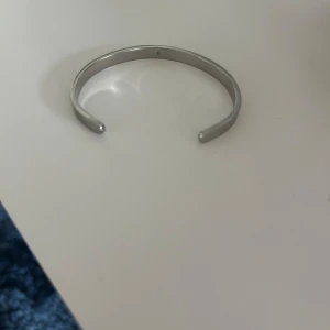 Blank armlänk med ingraverat R  - Säljer detta stålarmband med ingraverat R.  Blankpollerad utsida. Mycket fint skick. Aldrig använt Strl ”M” 