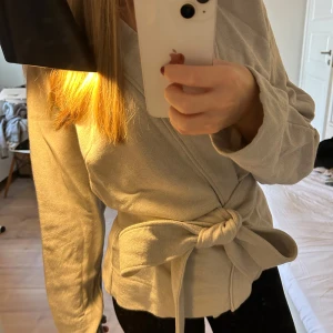 Kofta COS - Kofta från cos, knytskärp 🤍