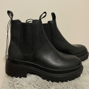 Svarta Kängor  - Säljer dessa snygga kängor som passar perfekt för hösten & vintern, har aldrig använt dem (i nyskick),vid frågor eller funderingar så är det bara att skicka ett meddelande 🤎OBS! pris går att diskutera.