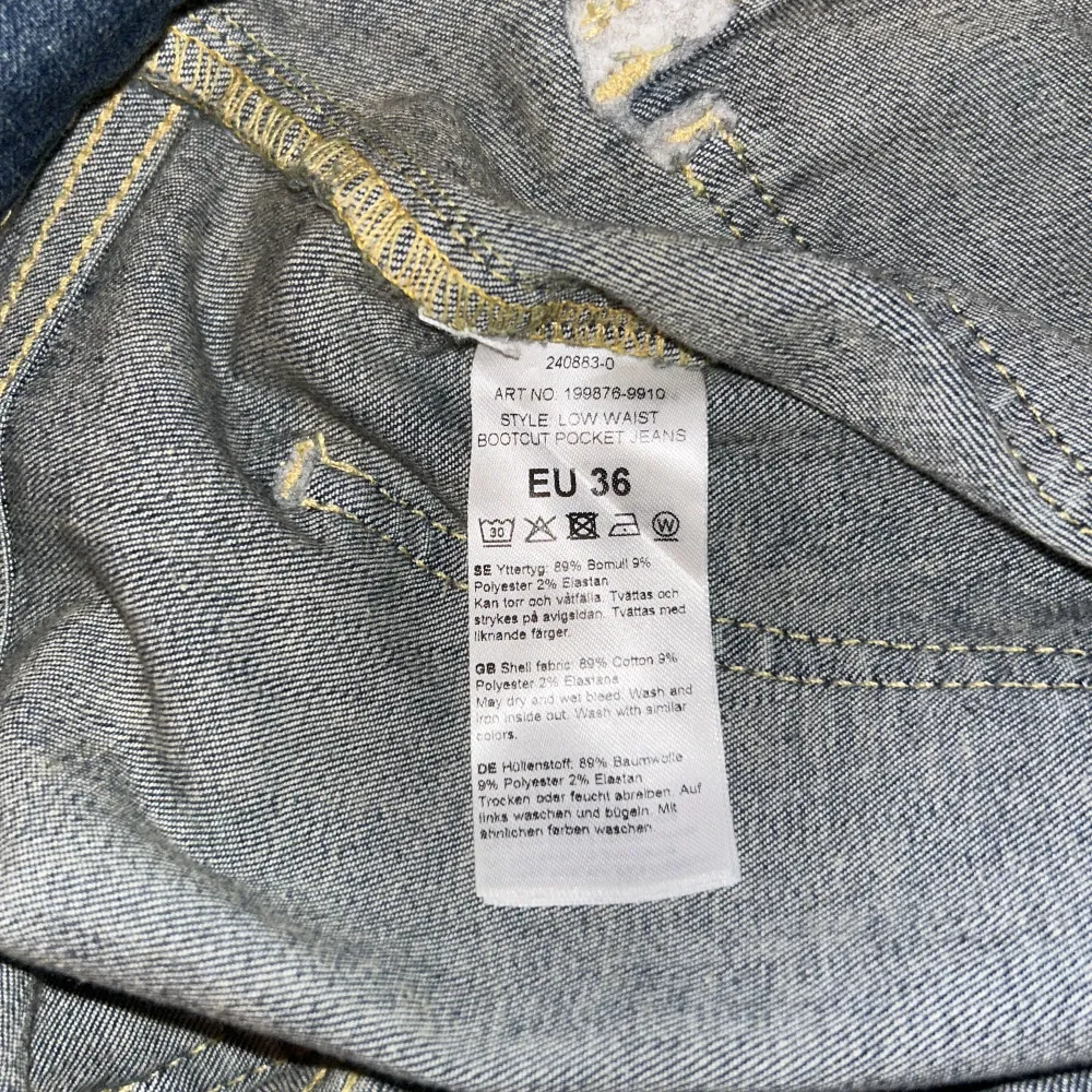 Helt nya lågmidjade bootcut jeans från Nelly. Säljer då jag inte använder dem. De är i storlek 36 utan några defekter. Nypris 699kr. Skriv för frågor. Öppen för prisförslag men kom ihåg att de är helt nya💗. Jeans & Byxor.