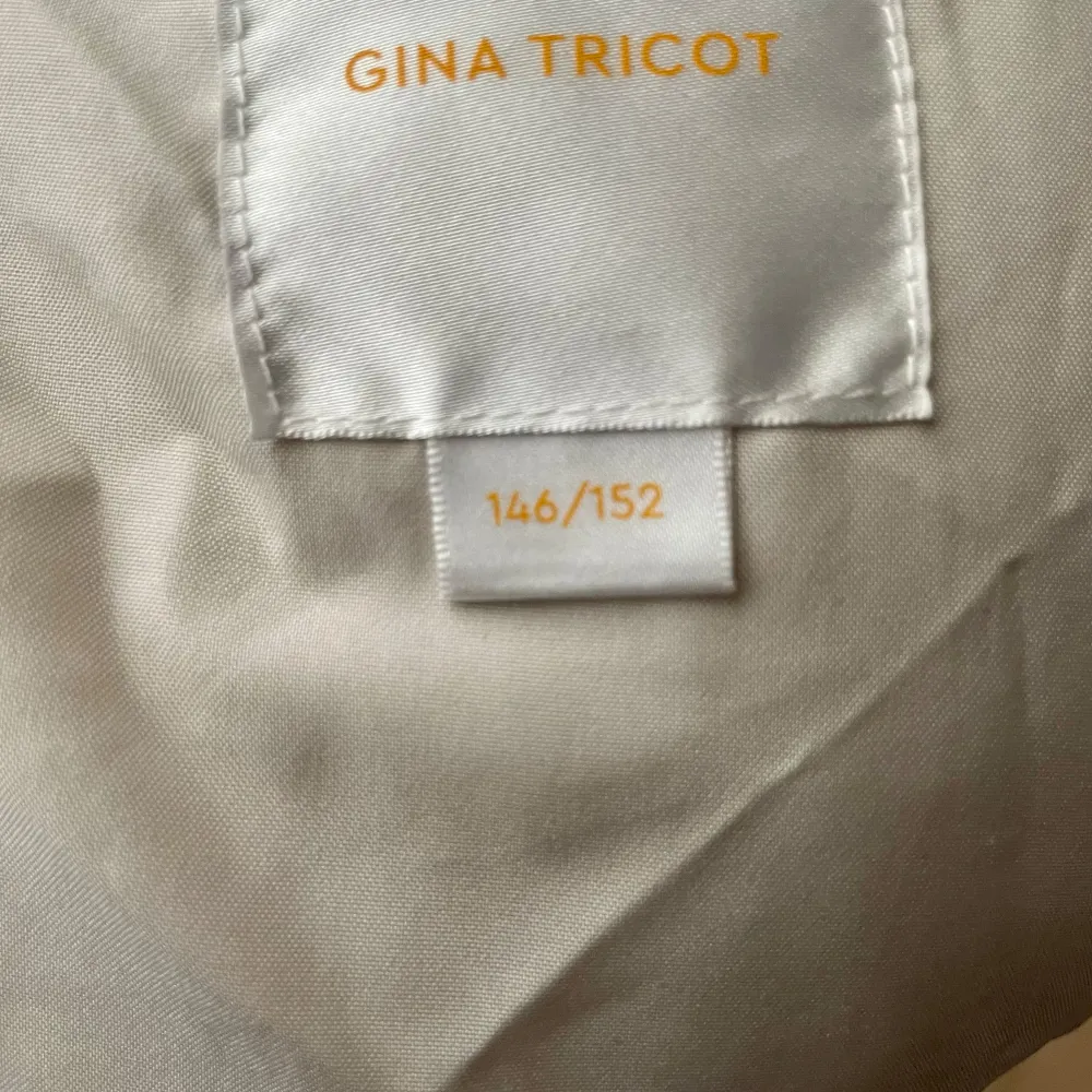 Beige kort vinterjacka från Gina Tricot, fint skick. . Jackor.