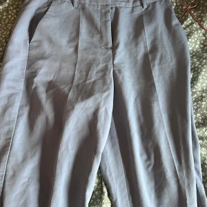 Levis jeans - Nice Levis jeans i modellen balloon, inget slitage eftersom byxorna inte har används så mycket. Byxorna är k storlek W28 L28, så längden är 28 och midjan 28. 