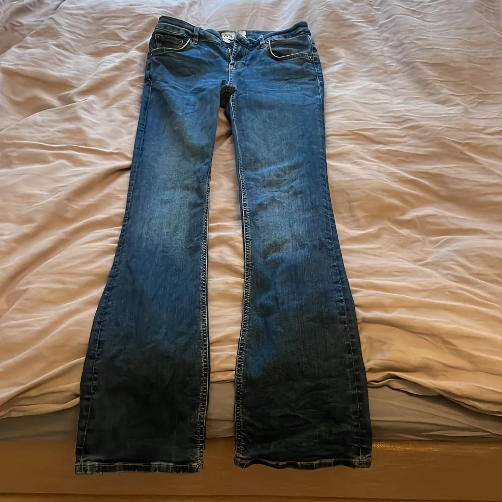 Säljer dessa jätte fina mörkblåa boutcout jeansen som är lågmidjade från Zara. De är i väldigt bra skick, säljs då de inte kommer till användning.. Jeans & Byxor.