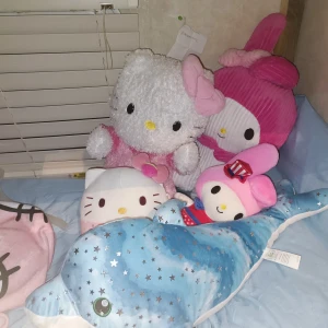 Gosedjur hello kitty  - Säljer my melody den stora och den stora hello kittyin för 300 tillsammans 