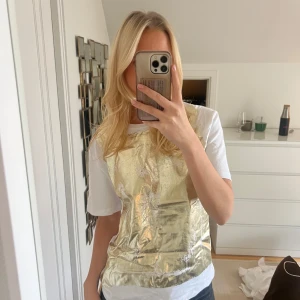 Zara T-shirt  - Guld T-shirt från Zara. Andvänd ett fåtal gånger. Oversized i storleken💗💗