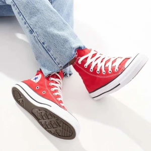 Röda Converse  - Säljer mina röda Converse som jag köpte för 3 år sen och inte kommer till användning. Kom privat för fler bilder. 