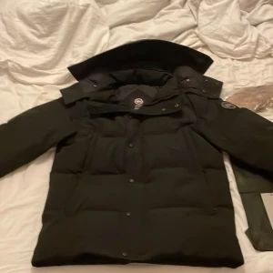 Canada goose whyndham parka black label - Canada goose whyndham parka black label. Använd typ 5 gånger och skicket är 10/10. 