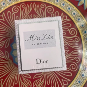 Miss dior parfym - Hej säljer en helt nytt mini parfym dior Storlek 5ml