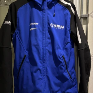 Yamaha jacka samt Yamaha tröja! - I fint skick och perfekt om du ska ut och träna eller skruvar på crossen! Riktigt sköna kläder. Säljer för jag kör ktm och inte använder det längre säljs för 500kr st! 