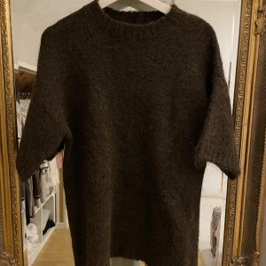 Brun stickad tröja - Säljer denna snygga tröjan från nakd. (Moa Mattsons) kollektion. St är xs och över oversize❤️‍🔥