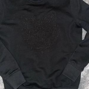 Kenzo Paris swetshirt - Säljer min sons kenzo sweatshirt då den inte passar honom längre, den är i storlek M och finns inget fel på den, vid fler bilder kontakta mig. 