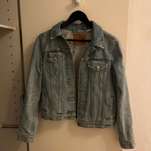 Jeans jacka  - Väldigt cool jeans jacka från Levis. Använd bara ett få antal gånger och är helt utan defekter.