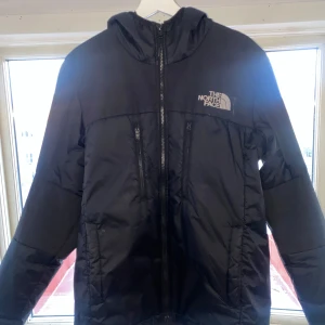 The North Face Limbara Light Synth Jacket - Storlek L, 100%nylon. Säljer nu pga att den knappt användes förutom 2 månader förra vintern. Inga skador eller fläckar. Pris kan diskuteras vid snabb affär. Nypris 2300kr