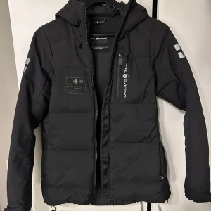 Sail Racing jacka dam  - Säljer denna fina sail racing jacka i nyskick endast använd 2 månader och inga fel alls, den är i storlek S och nypris runt 4000kr🥰
