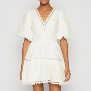 Klänning  - Intressekoll på denna by malina klänning. Helt ny med prislapp kvar, nypris 2400kr 🩷(ganska liten i storleken)