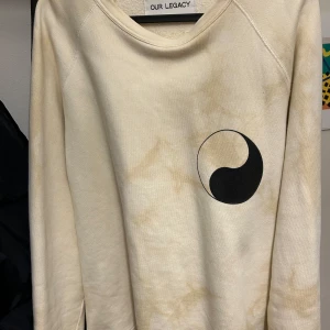 Sweatshirt från Our Legacy Workshop - Säljer en tie dye sweatshirt från OL. Köpt på Our Legacy Workshop i Stockholm. Sparsamt använd. Nypris cirka 1500