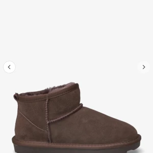 Bruna mocka boots - Säljer ett par mysiga bruna boots i mocka. Perfekta för höst och vinter med sin varma insida. De har en enkel design utan snörning och en robust sula för bra grepp. Passar perfekt för kalla dagar när du vill hålla fötterna varma och bekväma. Köpte för 700kr på din sko förra året men dom är i väldigt bra skick! Fler bilder kan skickas vid intresse, ( pris kan diskuteras vid snabb affär ❤️