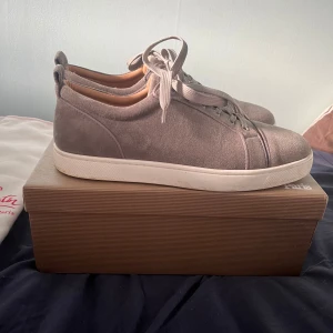 Louboutin skor - Säljer nu dessa skor då de inte kommer till användning. Köpte på Plick så finns risk att de inte är äkta. Använda få gånger, skick 9/10 isch. Vill bli av med dem så kan gå ner i pris. För fler frågor kom privat