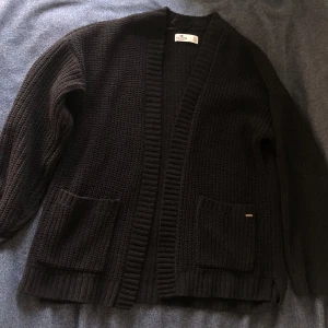 Virkad svart kofta - Jätteskön från hollister! Hör av dig vid frågor 💞