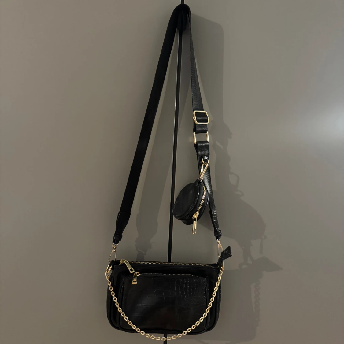 Svart axelremsväska - 90