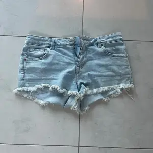 Säljer ett par ljusa jeansshorts. Modellen på shortsen passar inte riktigt mig och har därför inte använt dom särskilt mycket. Shortsen är lågmidjade och ganska korta