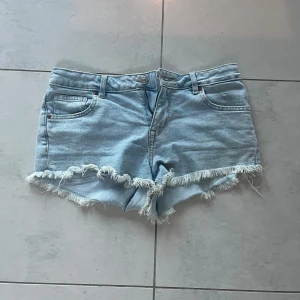 Ljusa jeansshorts med fransar - Säljer ett par ljusa jeansshorts. Modellen på shortsen passar inte riktigt mig och har därför inte använt dom särskilt mycket. Shortsen är lågmidjade och ganska korta