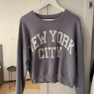 Sweatshirt  - Crewneck ifrån bikbok, lite nopprig på insidan pga använding o tvätt men annars fin😊