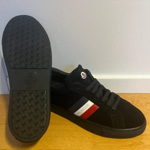 Moncler skor - Tja!, säljer dessa fetta moncler skor i storlek 40. Skick 9/10, det är bara att skriva vid intresse💯