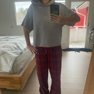 Kortärmad hoodie  - En as snygg grå kortärmad hoodie i storlek XS (funkar även för s-m) från monki. Jätte mysigt för nu under hösten. Priset kan diskuteras 🍁❤️