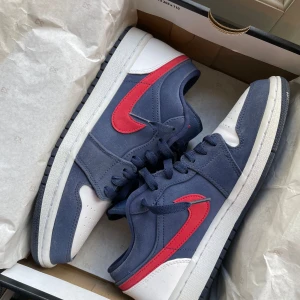 Air jordan 1 Low (40,5) - Använda sparsamt max 5 gånger, alla gånger med crease skydd. Köpta på footlocker orginalkartong medföljer.