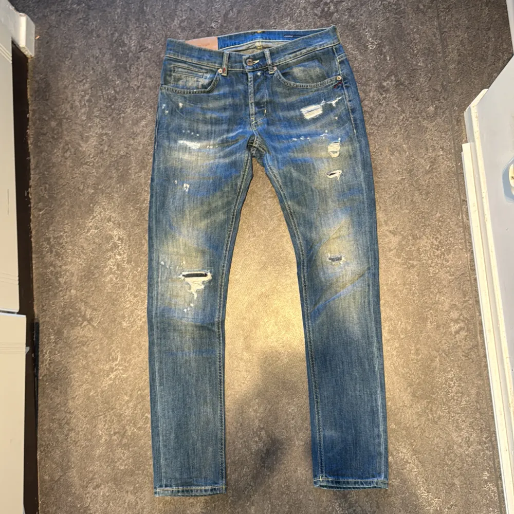 Säljer ett par jeans från Dondup i bra skick. De har en snygg slitningseffekt och klassisk femficksdesign. Perfekta för en casual look eller en utekväll. Passar bra till både sneakers och boots!. Jeans & Byxor.