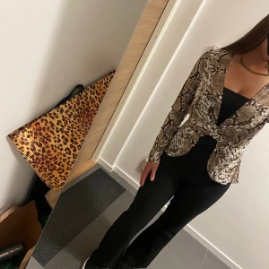 Tröja - I ny skick har inte använt den så mycket för de är inte min still. Den kan fraktas men befinner mig i gbg pris kan eventuellt diskuteras💕