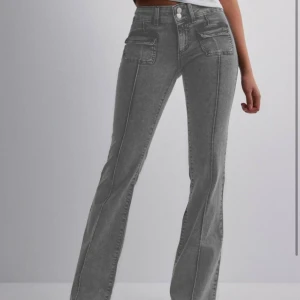 Grå Lågmidjade jeans - Midjemått: 39x2 Innerbenet: 75cm. Snygga låga jeans som tyvärr är för stora för mig.🥹🥹