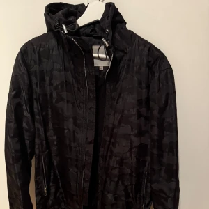 Camo jacka  - Tjena, säljer min riktigt snygga Camo jacka nu! Väldigt eftertraktad och svår att få tag på.  Storlek: XS/ sitter lite större   