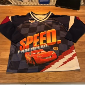 Blixten mc Queen tröja - Denna tröja har gjort mig till mannen jag är idag, vunnen av min far på 1900 talet och allt man kan önska sig så skriv gärna vid minsta fundering Andvänd 2 ggr alltså extremt bra skick 