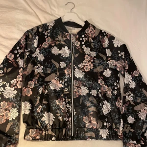 Overshirt  - Säljer denna jätte söta ” jackan” då jag rensar ut garderoben ochiffrerad den tyvärr inte längre kommer till användning. Skriv vid frågor eller fler bilder! 🥰💗