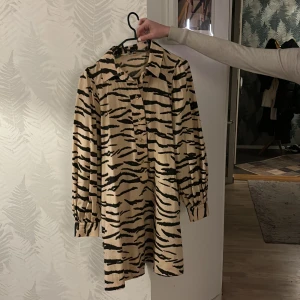 Klänning - Något stor i storleken. Använd 2 ggr