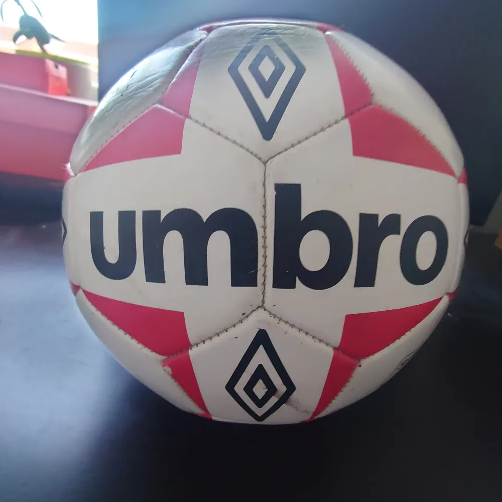 En umbro boll Lite smutsig och har en liten skada Inte använd jättemycket Säljer billigt . Muu.