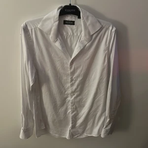 Dressman skjorta - Använd 1 gång. Fin dressman skjorta som kostade 999kr ny mittpartis 350 Skick 10/10 