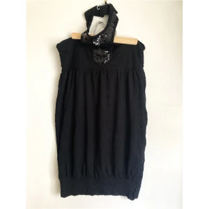 Svart halterneck linne, paljetter, M 40/42, fest, party, topp - Svart halternecklinne med paljetter, knapparna i nacken behöver sys. Storlek (EU): M, Bröstvidd: 35,5 cm, Längd mitt fram: 62 cm