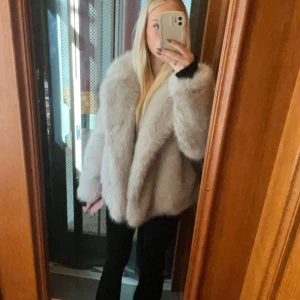 Grå pälsjacka - Säljer Populära Zara päls jacka, kom ej till användning, köpte för ca 1 v sedan. Använd max 3 ggr. Helt nytt skick, köpt för 1200kr.💕💕