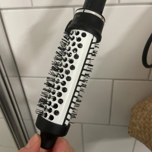 Björn Axel värmeborste - Magic Style Brush Björn Axén Tools 38 mm. Unik revolutionerande stylingborste med integrerat värmesystem och keramisk tourmalinebeläggning Stylar och tillför ditt hår glans i varje borstdrag Ionic funktion för maximal glans och minimering av statisk elektricitet. Använd men funkar superbra. Har inga som helst fel. Säljes pågrund av att jag köpt en plattång för 2000 så känns relevant att sälja den. Nypris:  599kr säljes för 200kr.