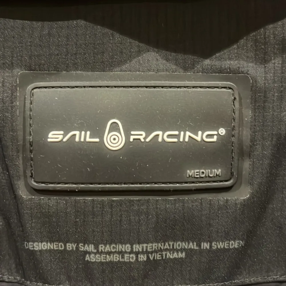 Säljer en svart dunjacka från Sail Racing i storlek medium. Jackan är perfekt för kalla vinterdagar med sin tjocka vaddering och långa ärmar. Den har en praktisk dragkedja och en justerbar huva. Jackan är i mycket bra skick och redo för nya äventyr! Pris går att diskuteras vid snabb affär. Nypris 4200kr . Takit.